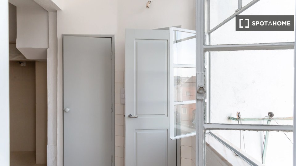Double room Lisbon, 6 beds — photo 18