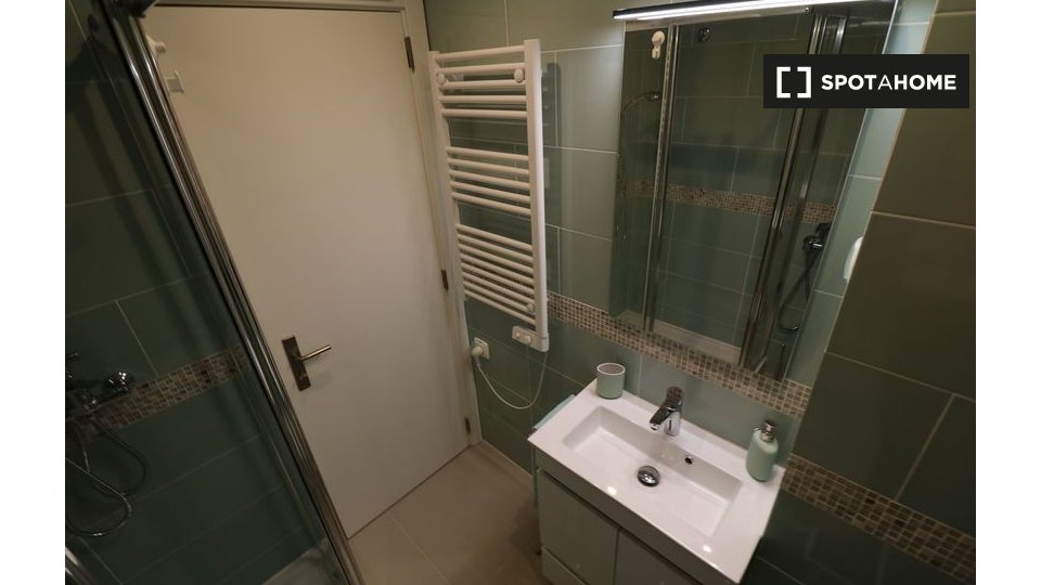 Double room Lisbon, 3 beds, 69m² — photo 11