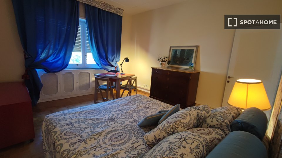 Room for rent in apartment with 4 bedrooms in Rome - a Roma