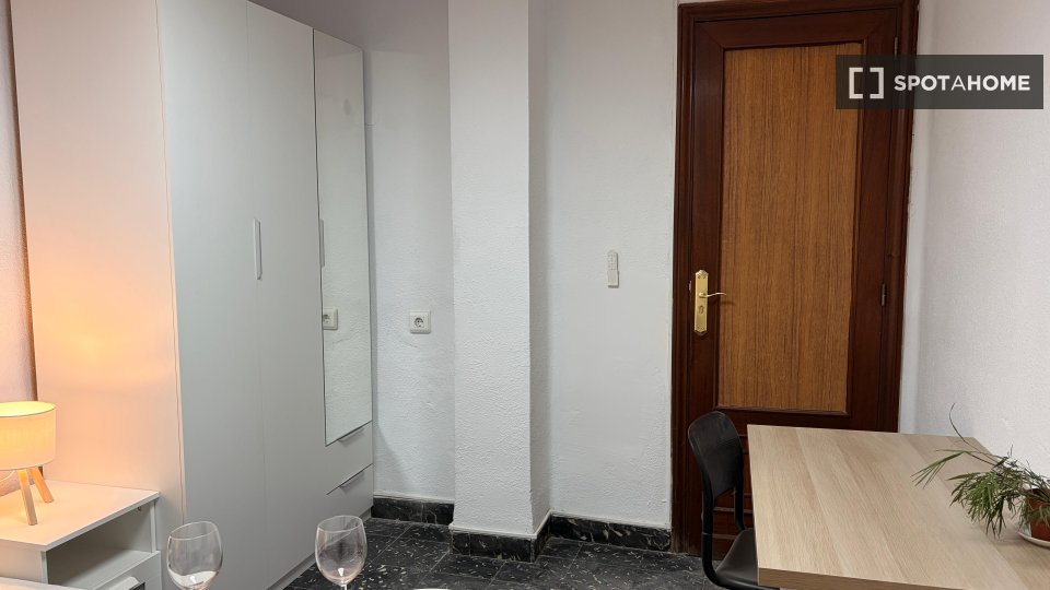 Double room Valencia, 5 beds, 120m² — photo 8