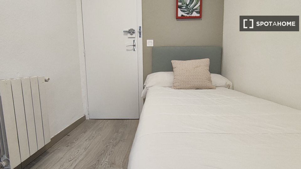 Habitación en piso compartido de 4 habitaciones en Lucero, Madrid.