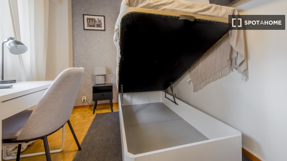 Double room Madrid, 5 beds, 125m² — photo 8