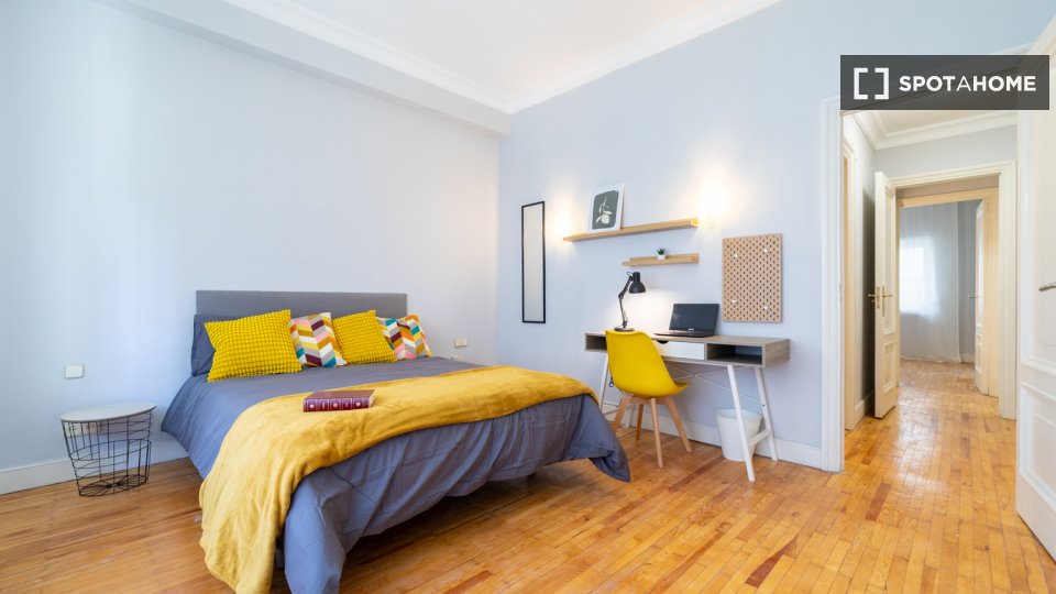 Stanza in un appartamento condiviso con 13 camere da letto in affitto a Castillejos - in Madrid