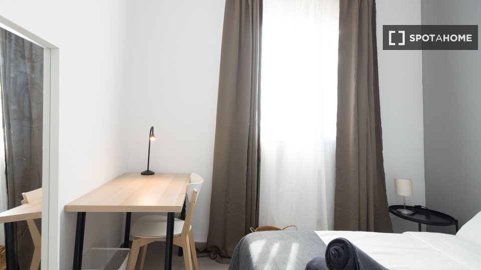 Double room Madrid, 5 beds, 150m² — photo 3