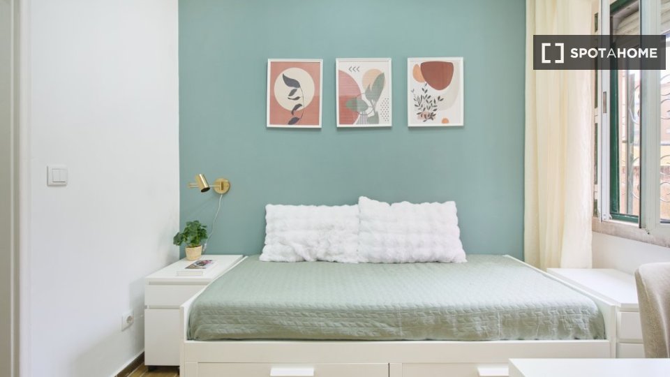 Double room Lisbon, 3 beds — photo 11