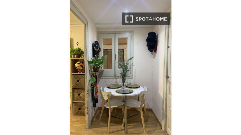 Double room Barcelona, 3 beds, 80m² — photo 3