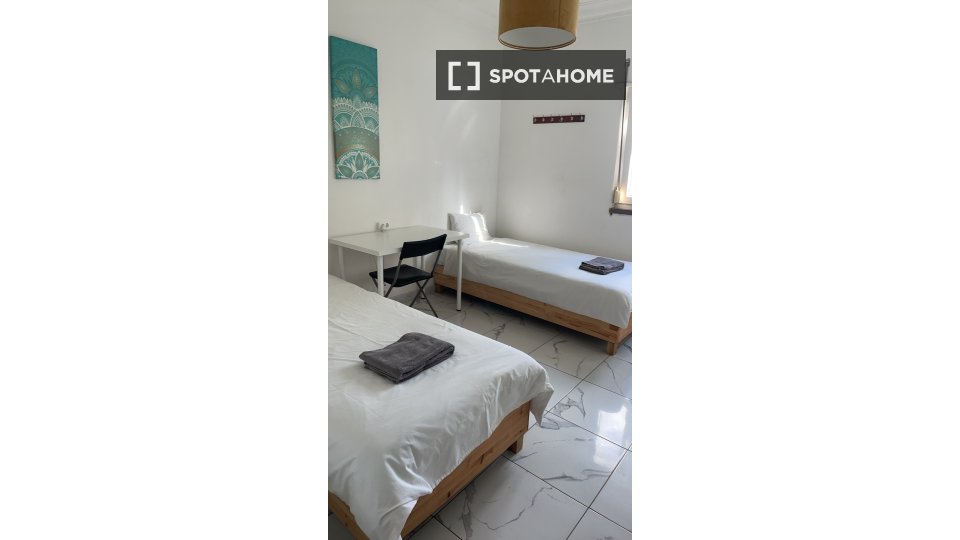 Double room Lisbon, 4 beds, 15m² — photo 8