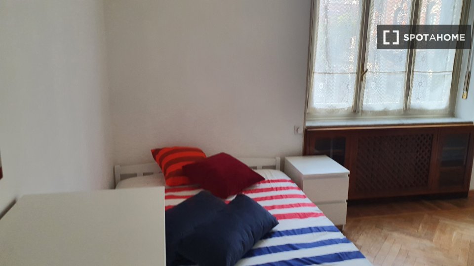 Stanza in appartamento con 6 camere da letto in affitto a Cenisia, Torino - a Torino