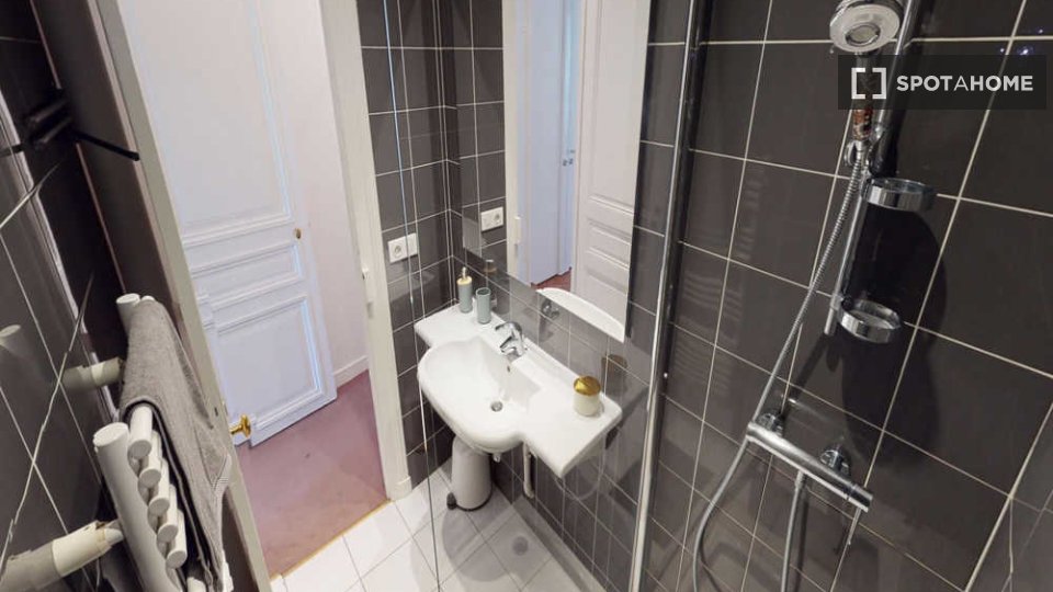 Double room Paris, 7 beds, 190m² — photo 3