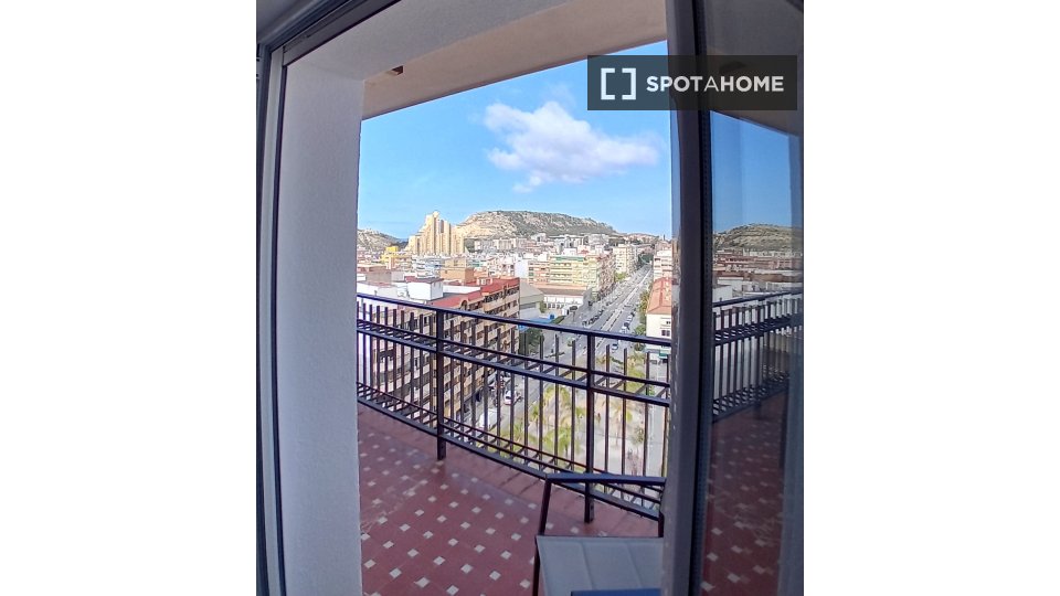 Double room Alicante, 5 beds, 140m² — photo 10