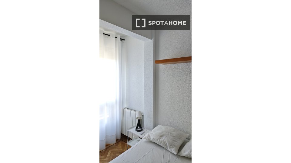 Double room Madrid, 1 bed — photo 13