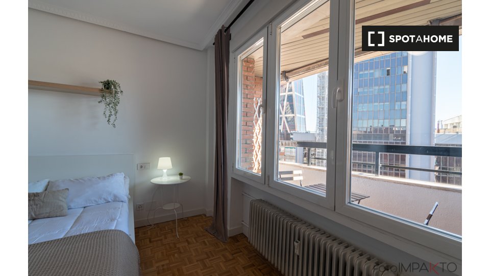 Double room Madrid, 6 beds, 140m² — photo 3