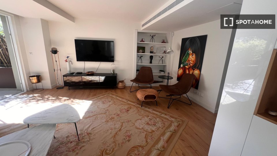 Apartment Lisbon, 2 beds, 104m² — photo 1