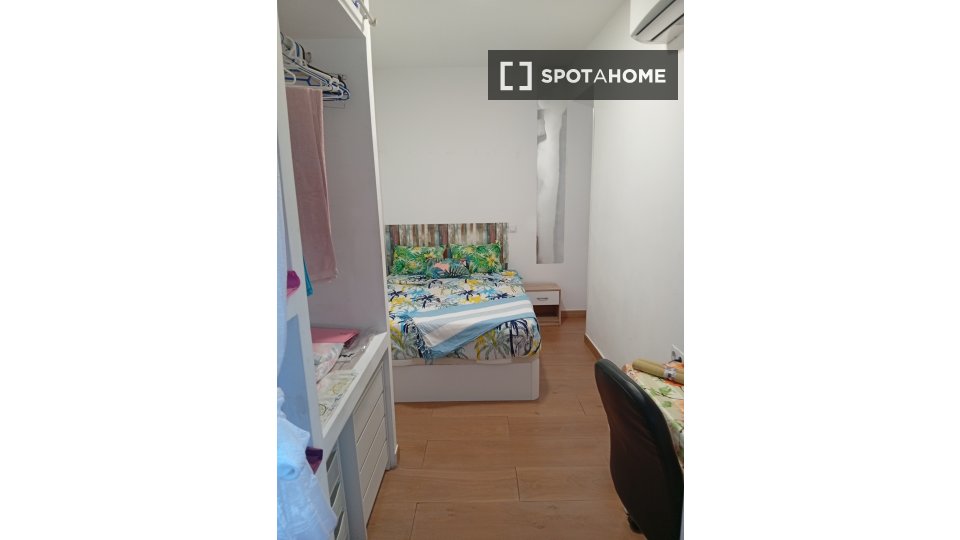 Habitación en piso compartido de 5 habitaciones en Concepción, Madrid.