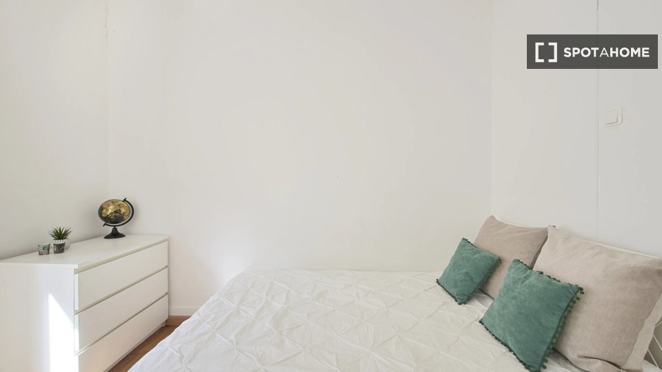 Double room Lisbon, 4 beds — photo 18