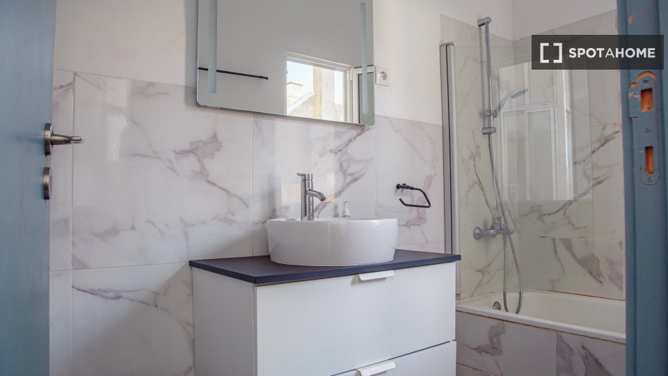 Double room Lisbon, 4 beds — photo 13