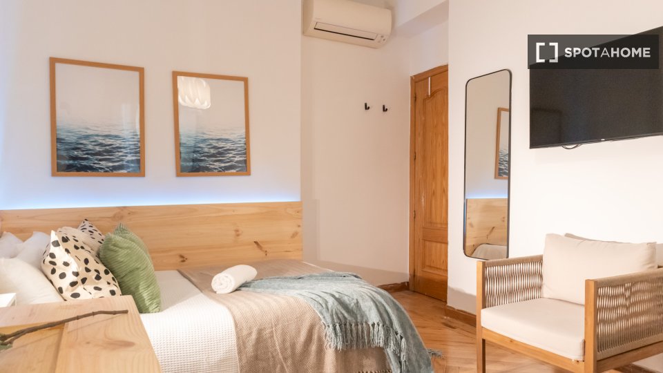 Double room Madrid, 6 beds, 140m² — photo 22