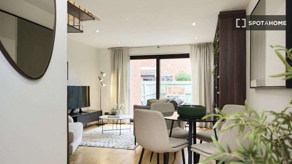 Apartment London, 2 beds, 58m² — photo 2