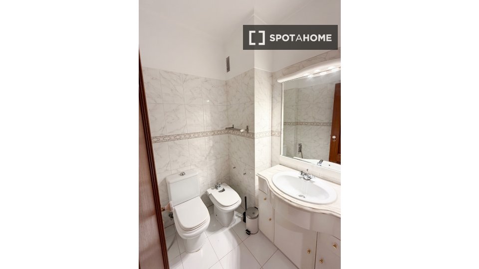 Double room Lisbon, 1 bed, 90m² — photo 13