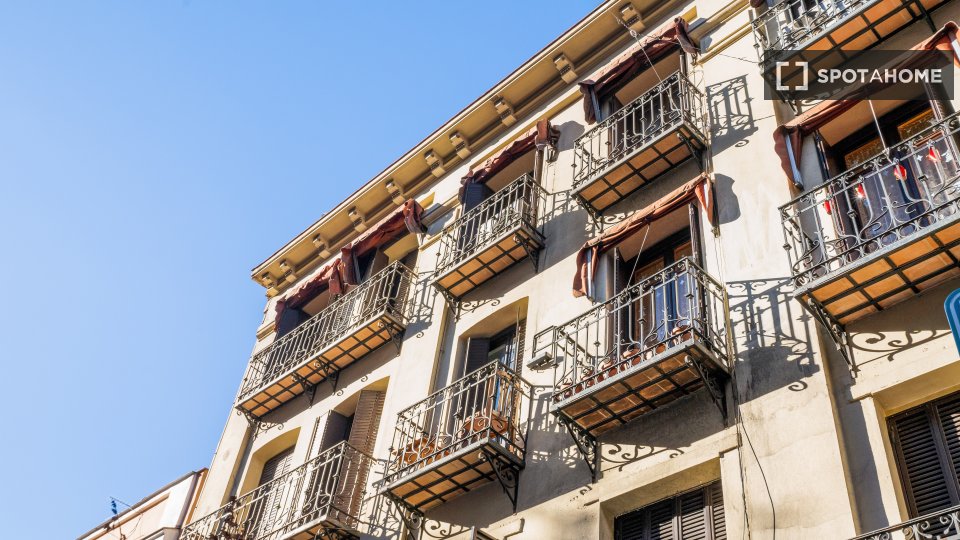 Double room Madrid, 5 beds, 102m² — photo 3