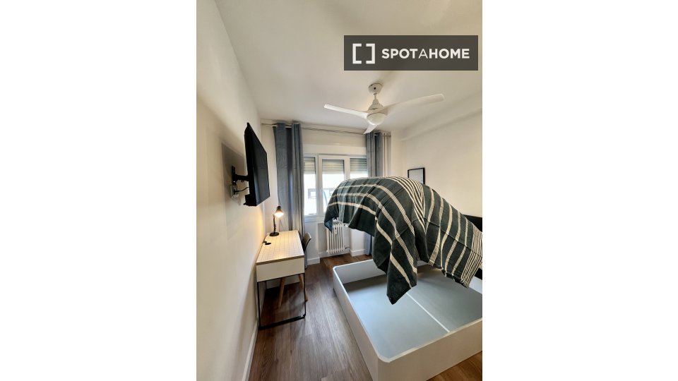 Double room Madrid, 5 beds, 140m² — photo 1