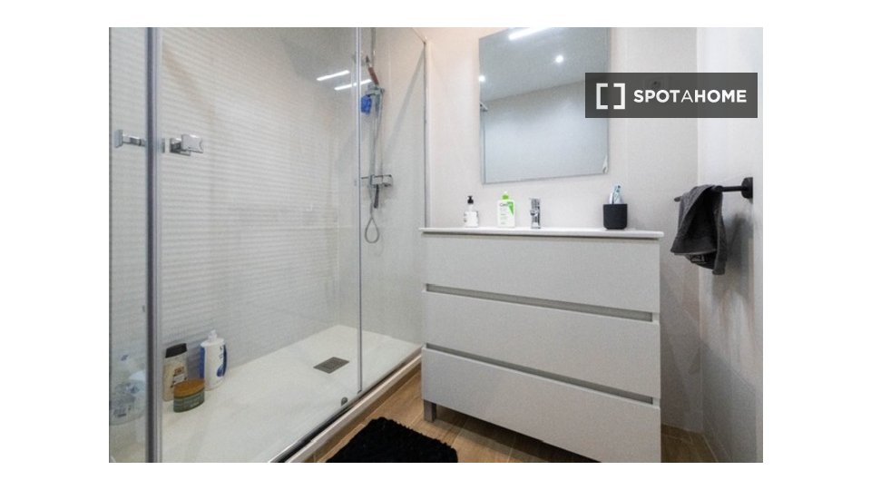 Double room Barcelona, 5 beds, 128m² — photo 24