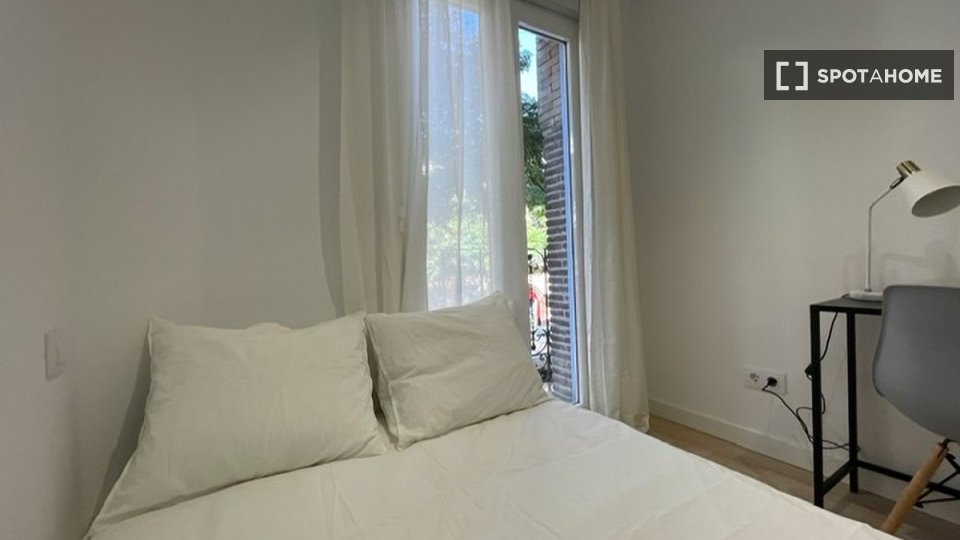 Double room Madrid, 18 beds — photo 18