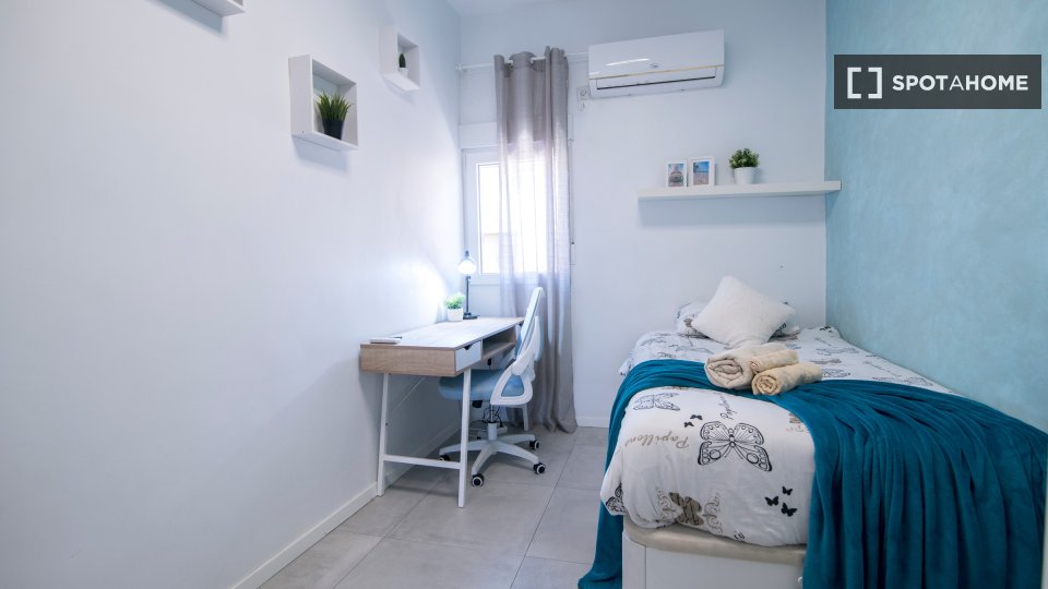 Double room Valencia, 3 beds, 65m² — photo 37