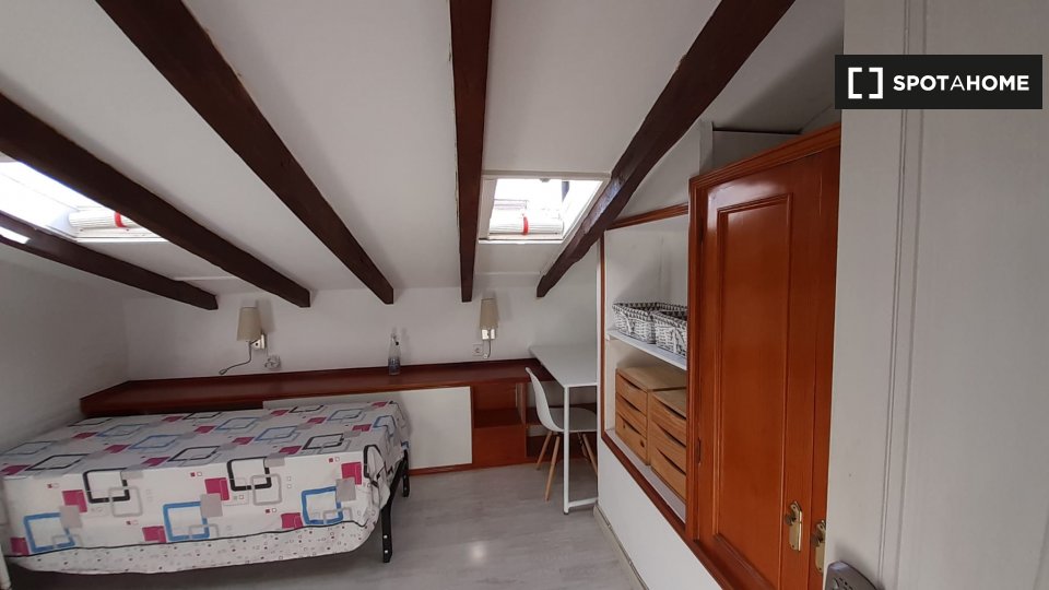 Double room Valencia, 3 beds, 90m² — photo 1