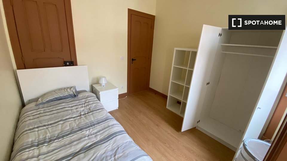 Double room Lisbon, 4 beds — photo 18