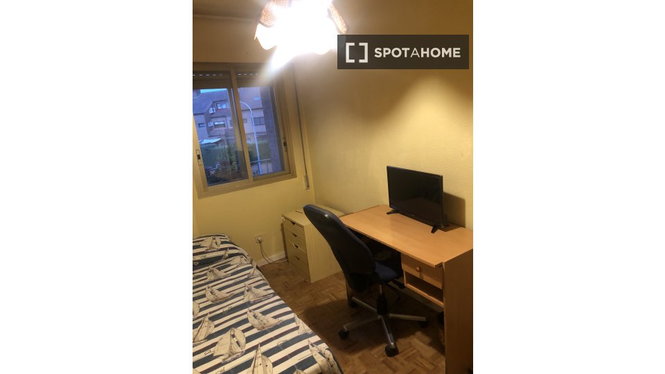 Double room Madrid, 3 beds, 8m² — photo 5