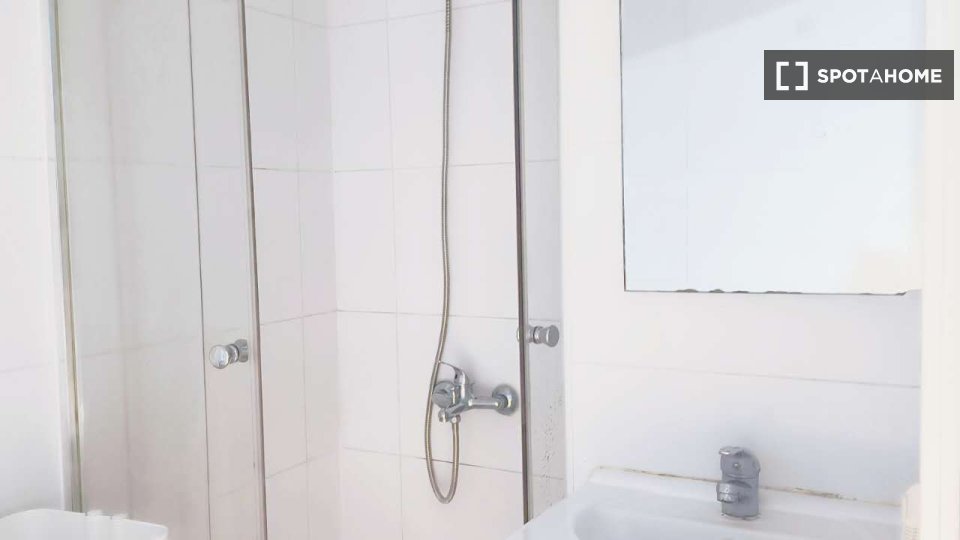 Double room Madrid, 3 beds, 90m² — photo 13
