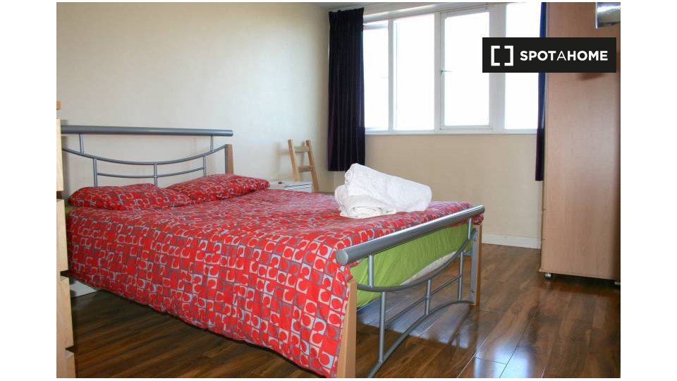 Double room London, 3 beds — photo 1