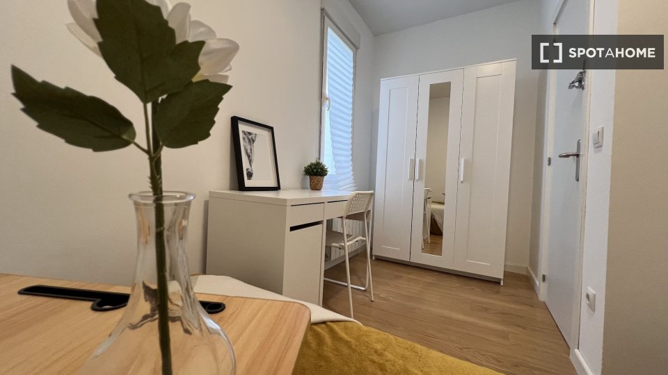 Double room Madrid, 3 beds, 50m² — photo 16