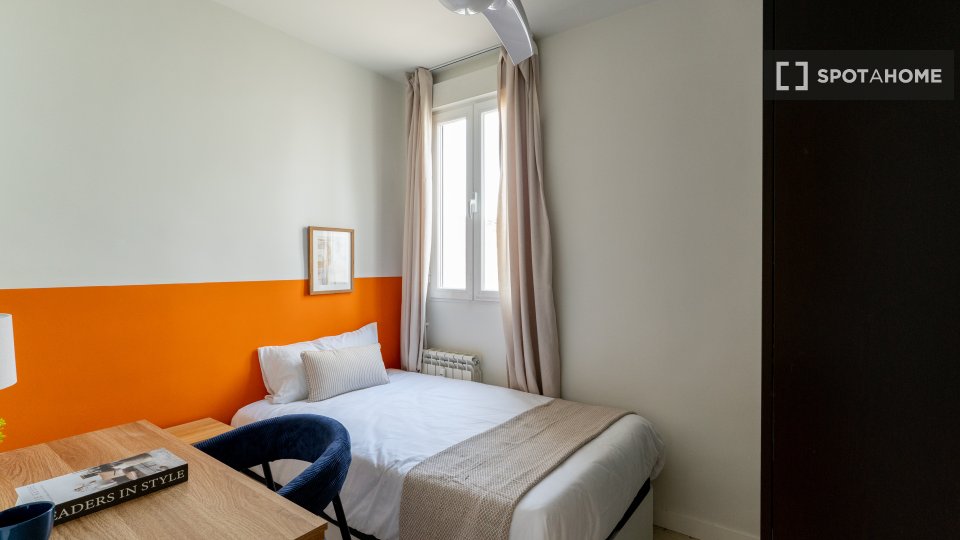 Double room Madrid, 3 beds — photo 6