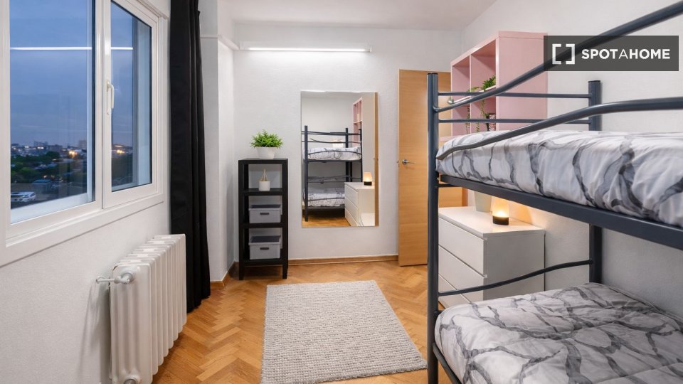 Habitación en piso compartido de 4 habitaciones, San Andrés, Madrid