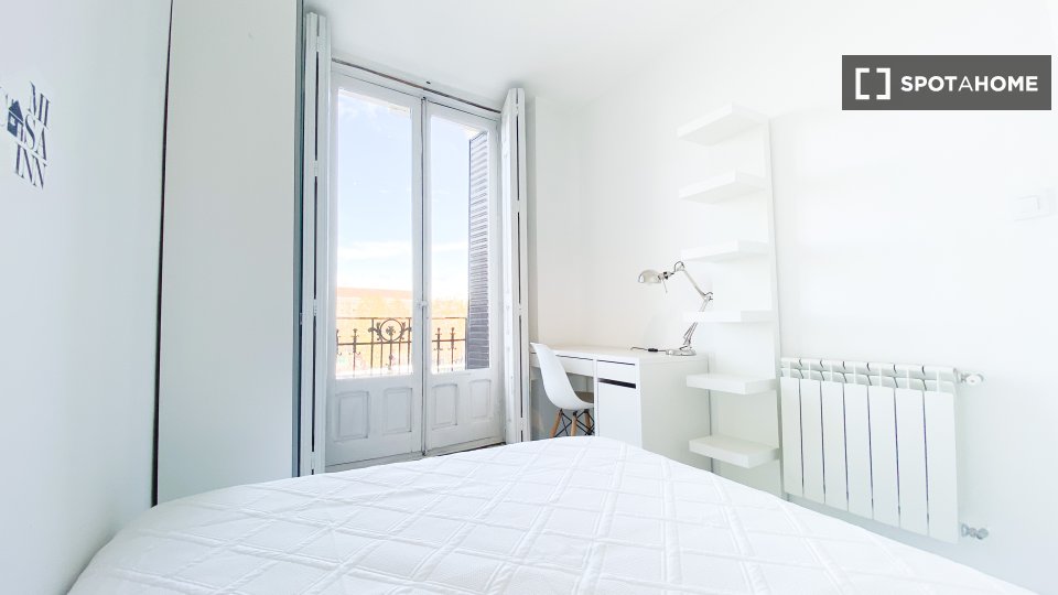 Double room Madrid, 3 beds, 60m² — photo 2