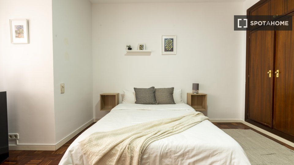 Habitación en piso compartido de 5 habitaciones en Castellana, Madrid