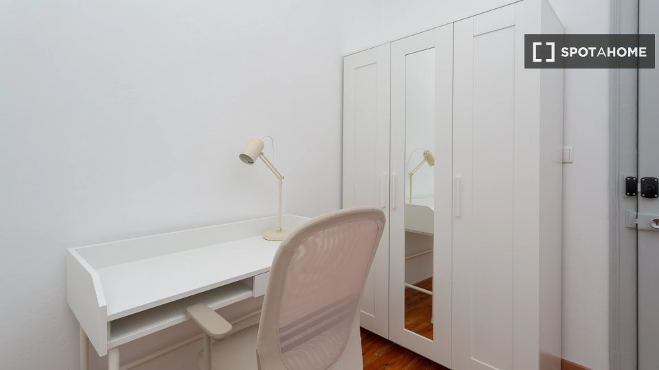 Double room Lisbon, 6 beds — photo 13