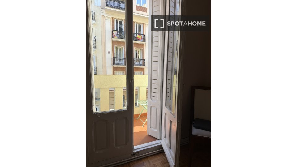 Double room Madrid, 3 beds, 118m² — photo 1