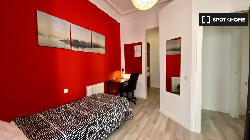 Double room Madrid, 7 beds, 120m² — photo 3