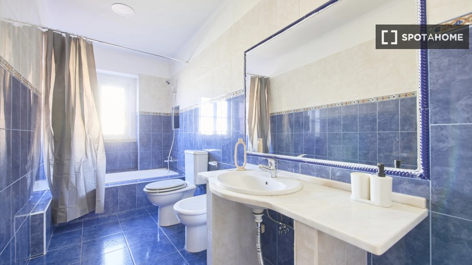 Double room Lisbon, 6 beds — photo 12