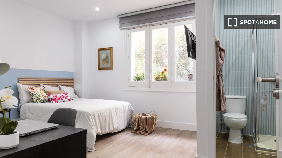 Double room Madrid, 9 beds, 210m² — photo 5
