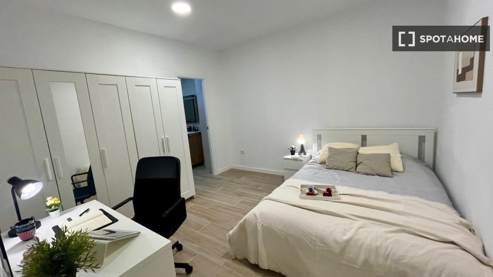 Double room Valencia, 3 beds, 17m² — photo 8