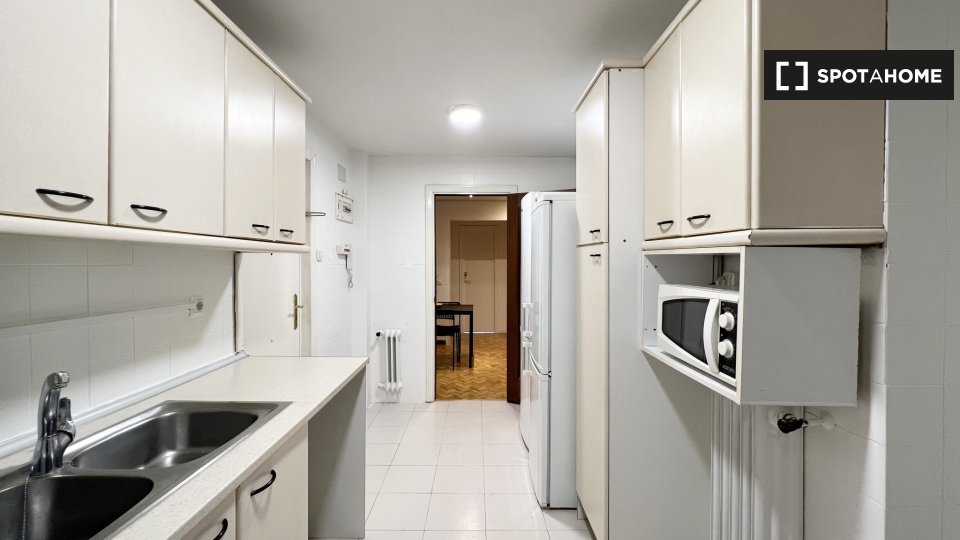 Double room Madrid, 5 beds, 95m² — photo 12