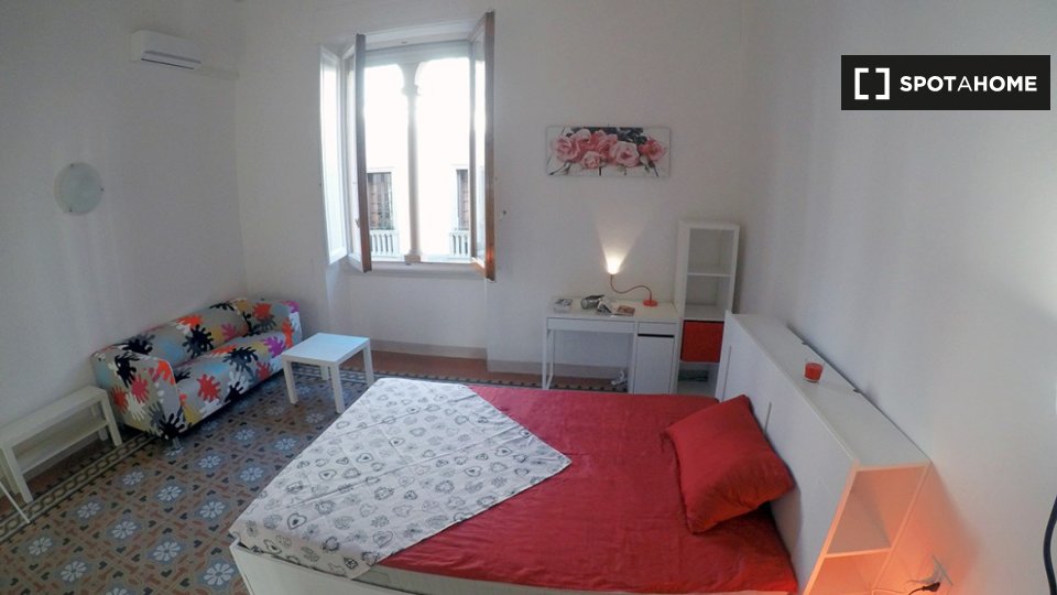 Stanza in affitto in appartamento con 5 camere da letto a Firenze