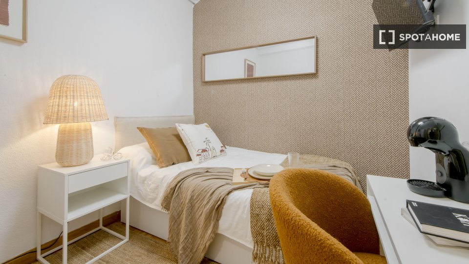 Double room Madrid, 6 beds, 100m² — photo 6