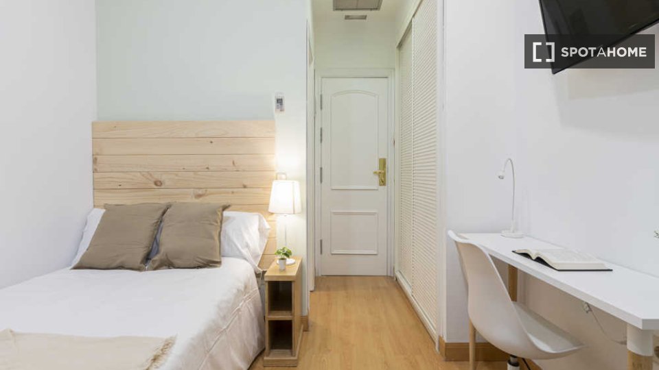 Habitación en un piso compartido de 41 habitaciones en alquiler en Justicia