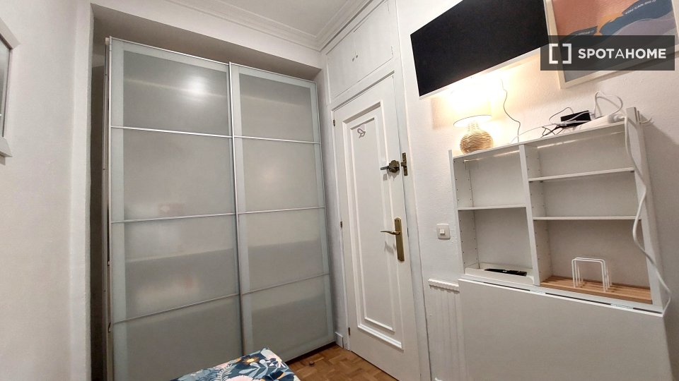 Double room Madrid, 4 beds, 61m² — photo 9