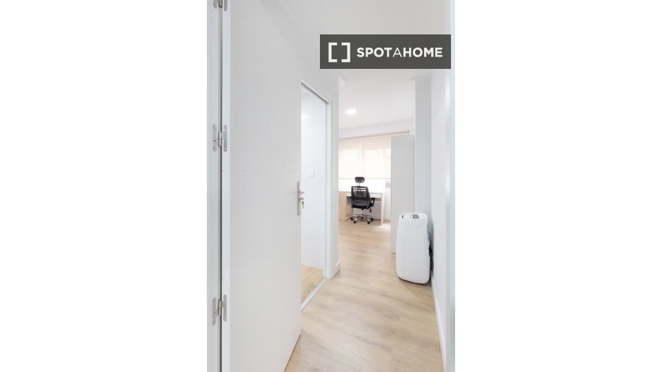 Double room Alicante, 8 beds, 201m² — photo 18